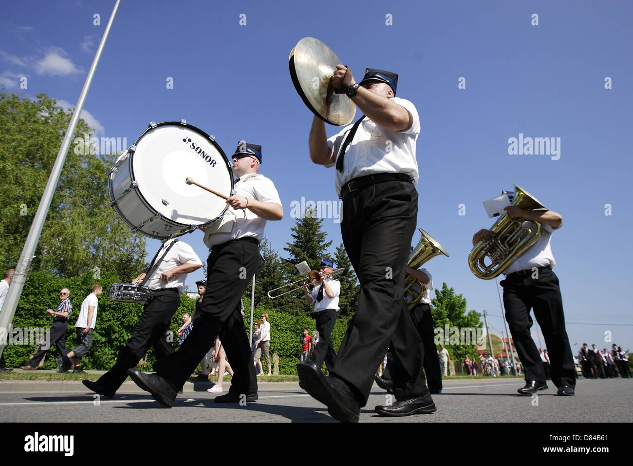 Kolbudy, Polen 19. Mai 2013 1. kaschubischen und Kociewian Brass Bands Battle.  Teilnehmer parade von der Schule in Kolbudy City-Stadion, wo sie die rivalisierenden Spiel 5 verschiedene Hymnen Stockfoto