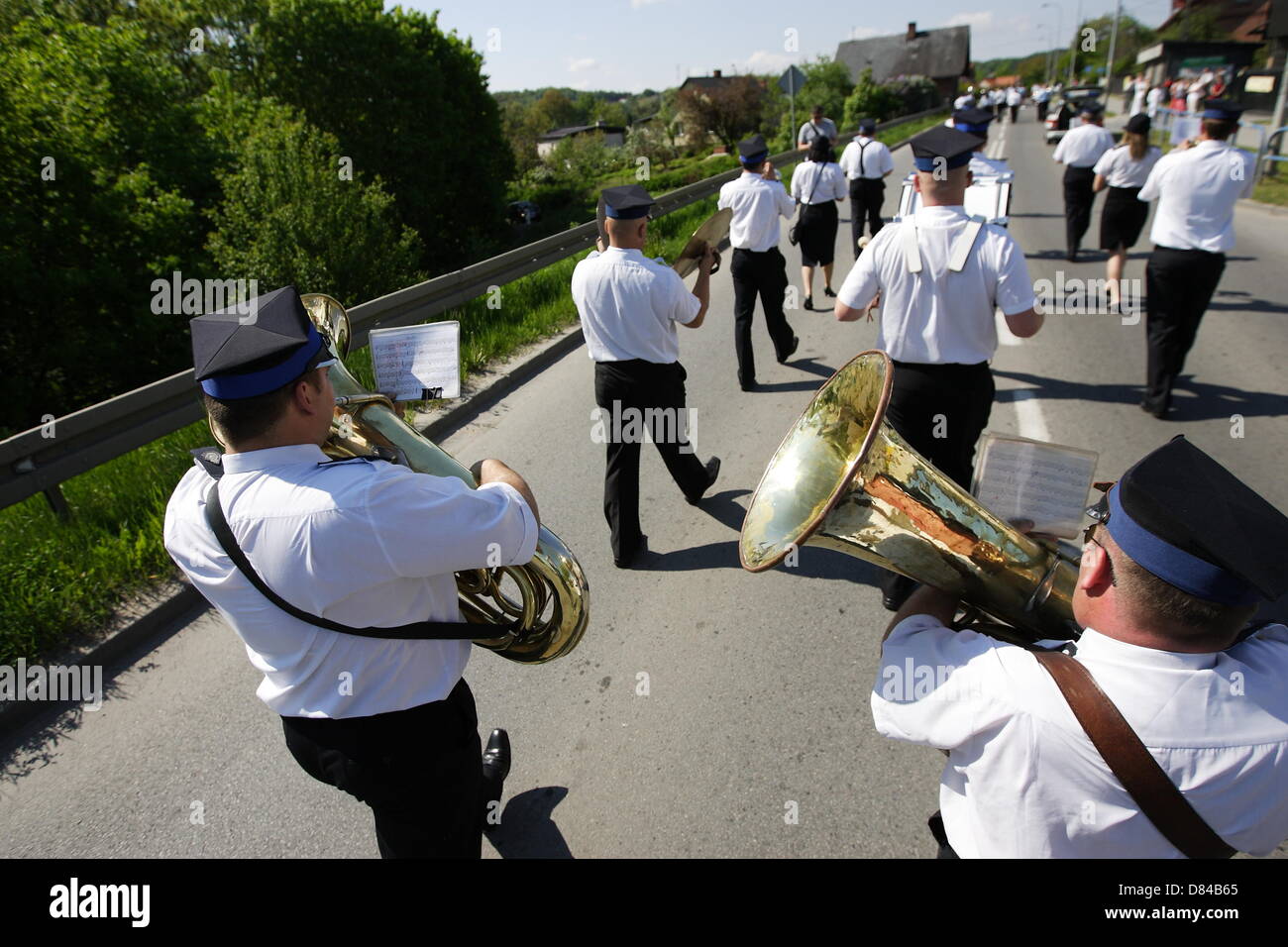 Kolbudy, Polen 19. Mai 2013 1. kaschubischen und Kociewian Brass Bands Battle.  Teilnehmer parade von der Schule in Kolbudy City-Stadion, wo sie die rivalisierenden Spiel 5 verschiedene Hymnen Stockfoto