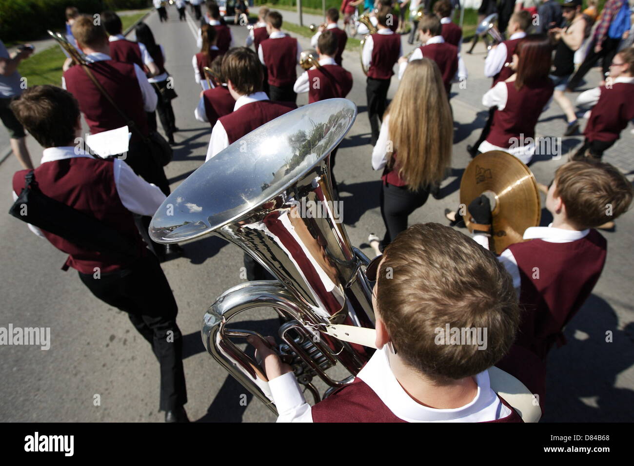 Kolbudy, Polen 19. Mai 2013 1. kaschubischen und Kociewian Brass Bands Battle.  Teilnehmer parade von der Schule in Kolbudy City-Stadion, wo sie die rivalisierenden Spiel 5 verschiedene Hymnen Stockfoto