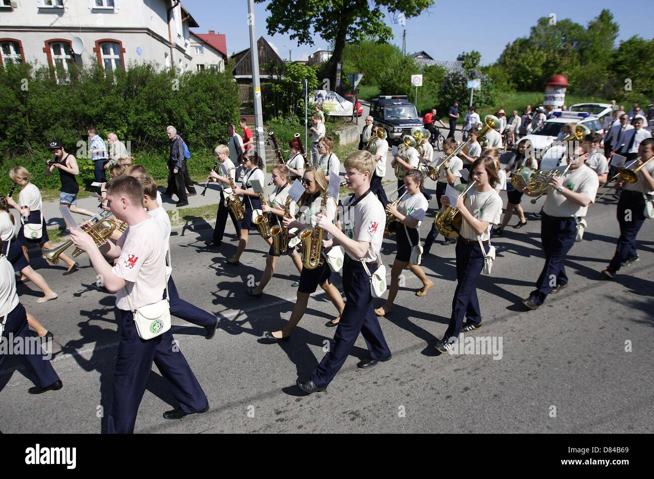 Kolbudy, Polen 19. Mai 2013 1. kaschubischen und Kociewian Brass Bands Battle.  Teilnehmer parade von der Schule in Kolbudy City-Stadion, wo sie die rivalisierenden Spiel 5 verschiedene Hymnen Stockfoto