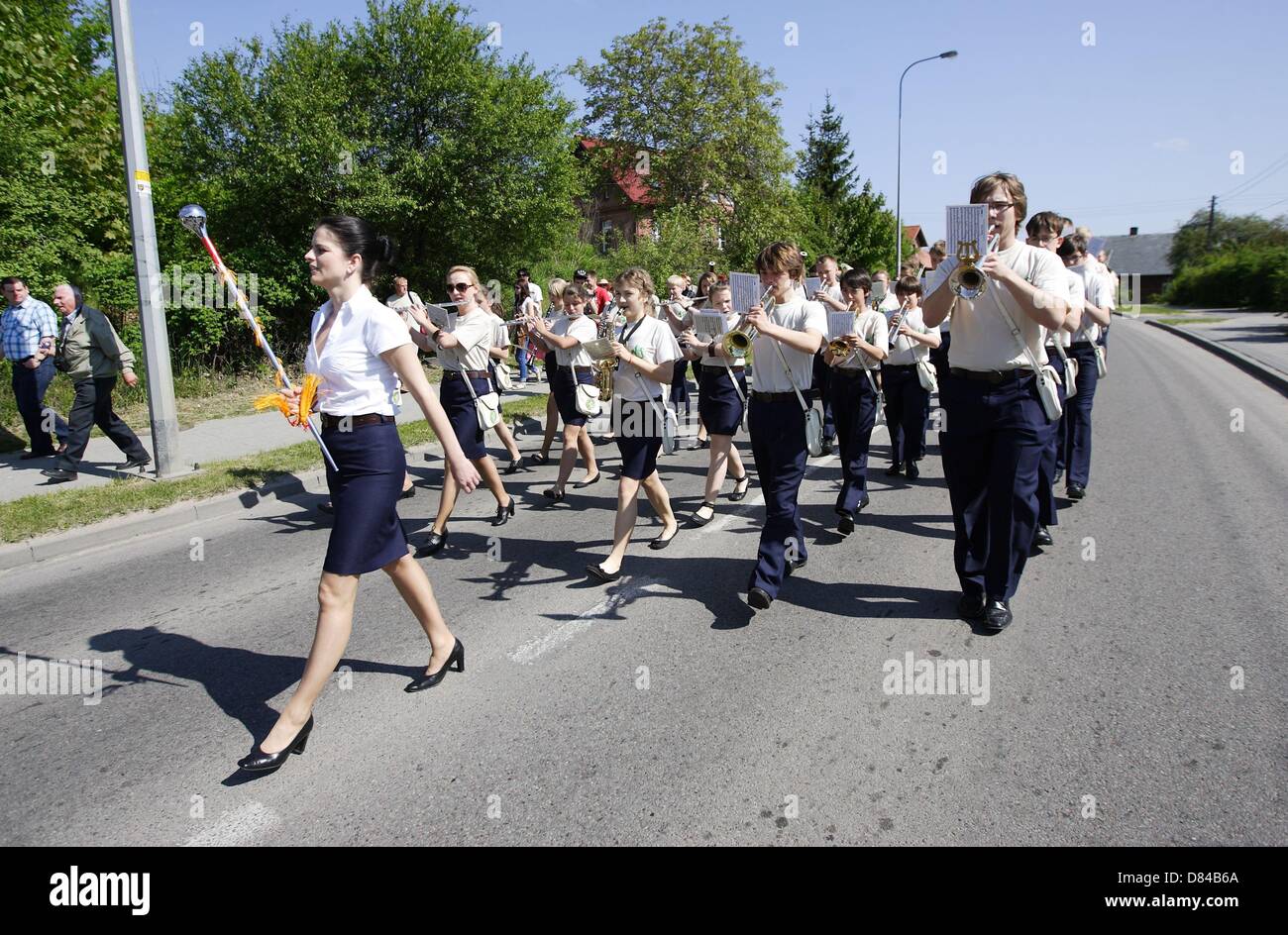 Kolbudy, Polen 19. Mai 2013 1. kaschubischen und Kociewian Brass Bands Battle.  Teilnehmer parade von der Schule in Kolbudy City-Stadion, wo sie die rivalisierenden Spiel 5 verschiedene Hymnen Stockfoto