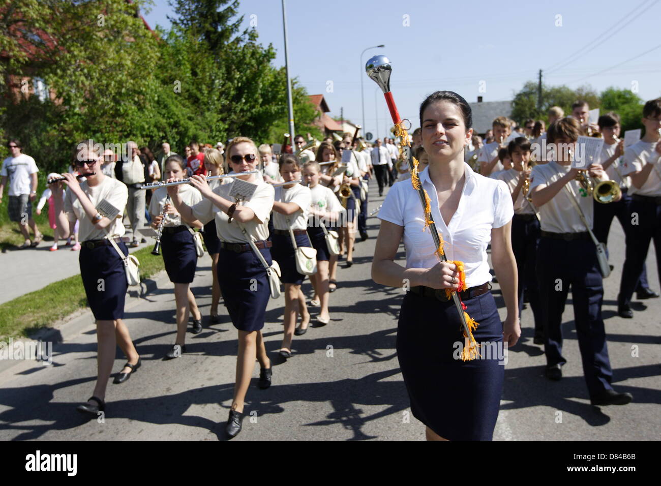 Kolbudy, Polen 19. Mai 2013 1. kaschubischen und Kociewian Brass Bands Battle.  Teilnehmer parade von der Schule in Kolbudy City-Stadion, wo sie die rivalisierenden Spiel 5 verschiedene Hymnen Stockfoto