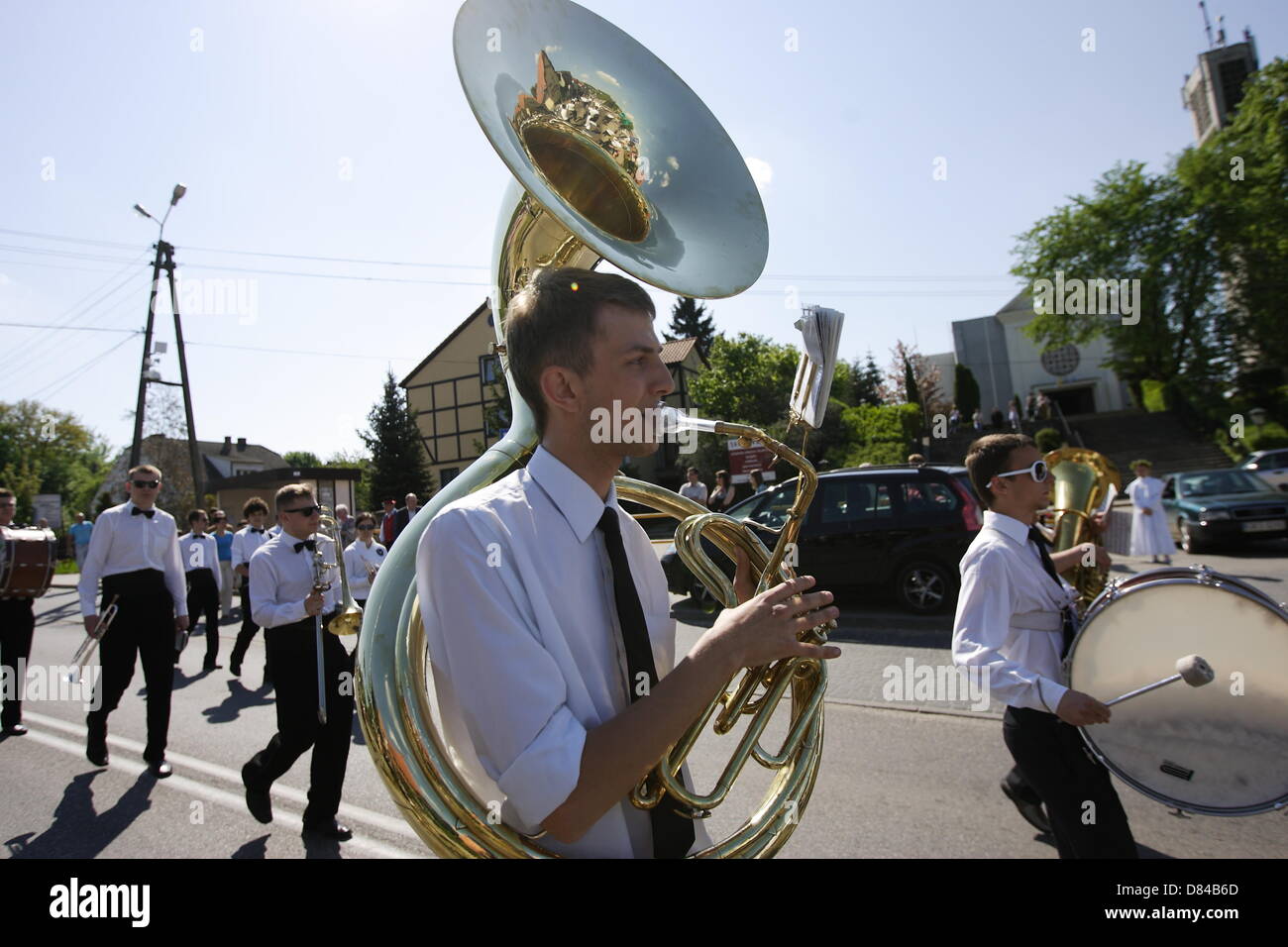 Kolbudy, Polen 19. Mai 2013 1. kaschubischen und Kociewian Brass Bands Battle.  Teilnehmer parade von der Schule in Kolbudy City-Stadion, wo sie die rivalisierenden Spiel 5 verschiedene Hymnen Stockfoto