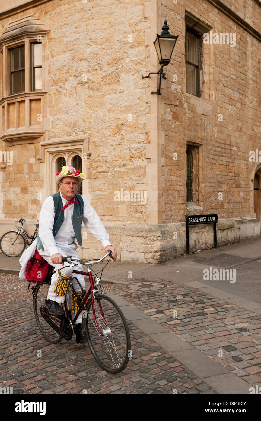 Morris Tänzer navigiert Oxford Brasenose Lane mit dem Fahrrad am Mai Morgen. Stockfoto