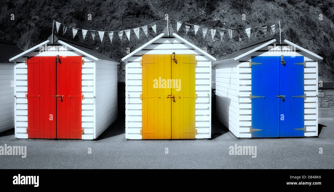 3 Strandhütten mit malte Digital Türen England uk Stockfoto