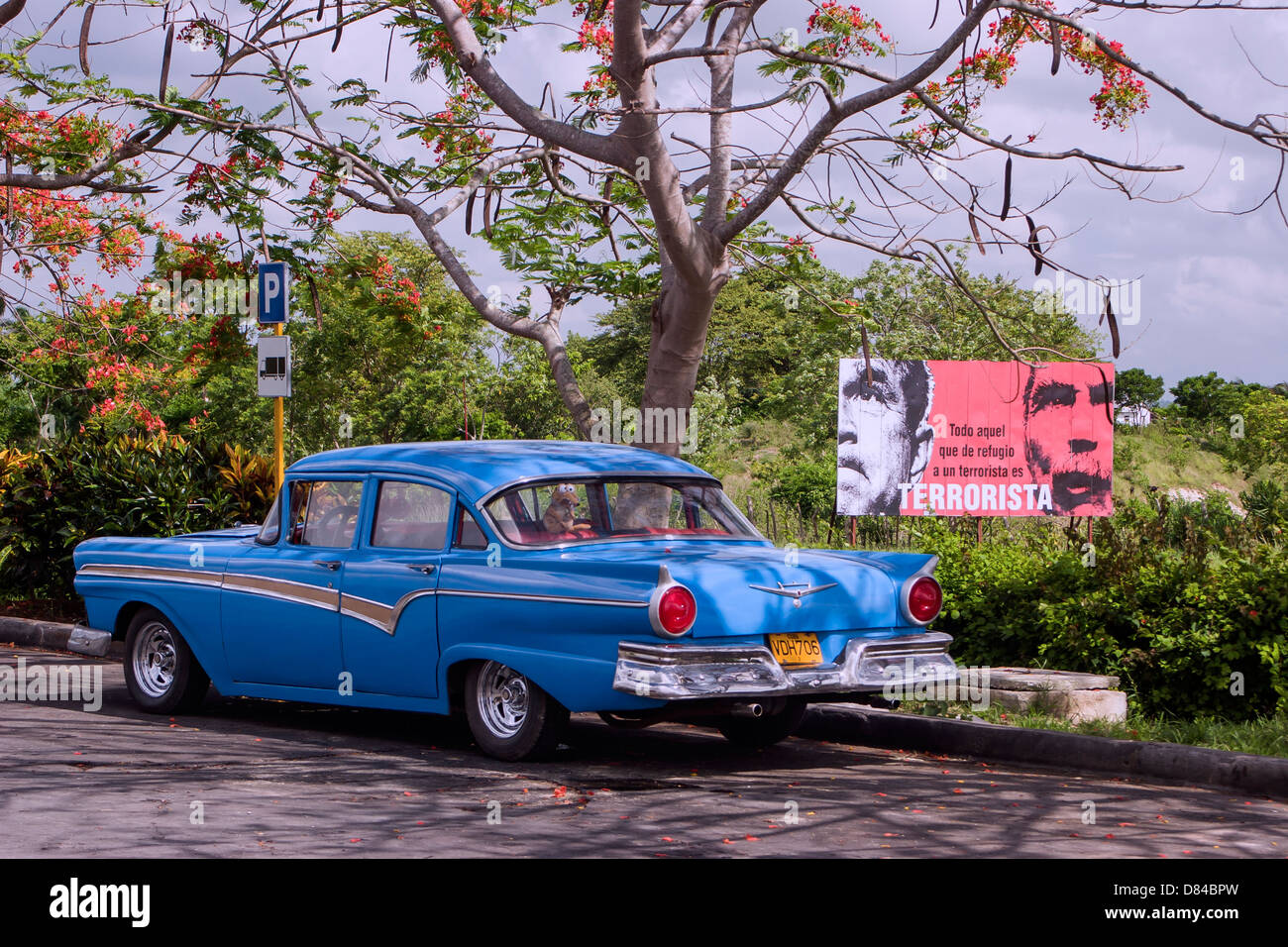 Kuba in Kürze; eines alten amerikanischen Autos und ein Regierung-Poster im Hintergrund Stockfoto
