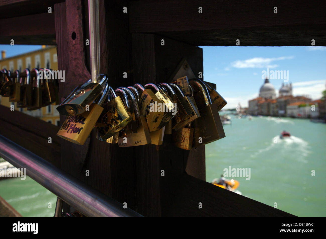 Liebesschlösser auf Ponte Accademia (Akademie-Brücke) in Venedig, Italien Stockfoto