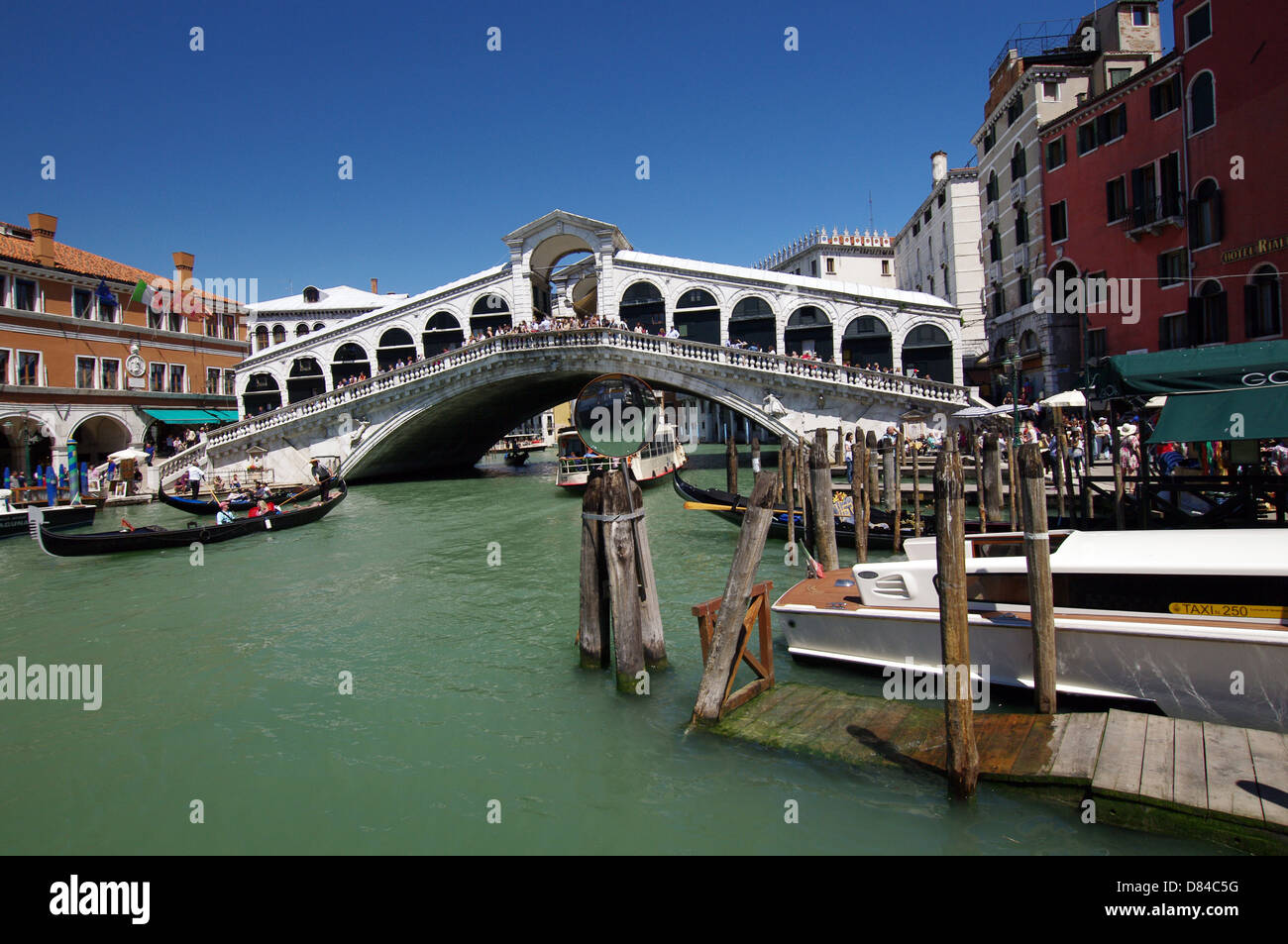 Boote kreuzen unter der berühmten Rialto-Brücke, Venedig Stockfoto