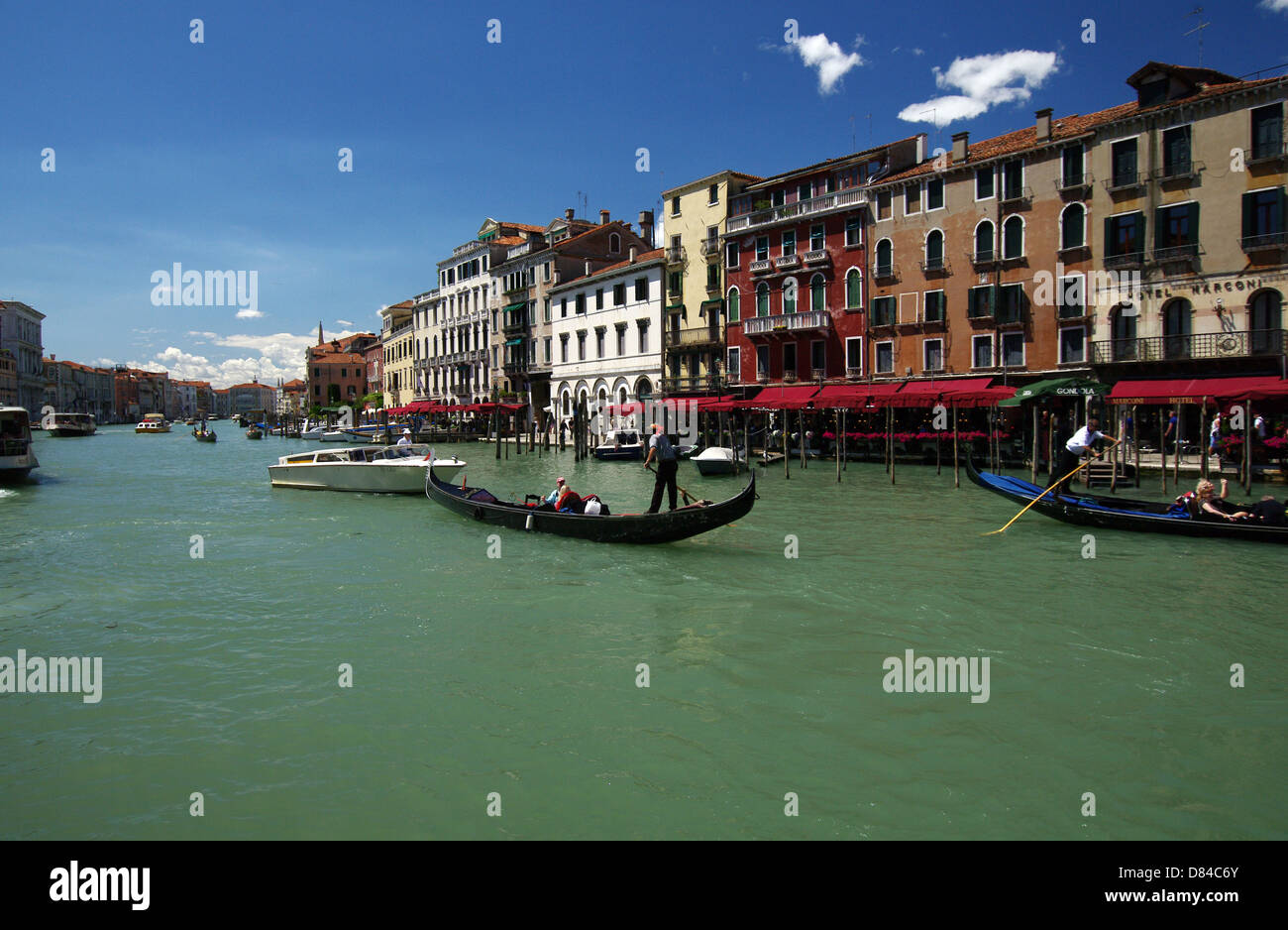Canal Grande in der Nähe von Rialto-Brücke - Venedig, Italien Stockfoto