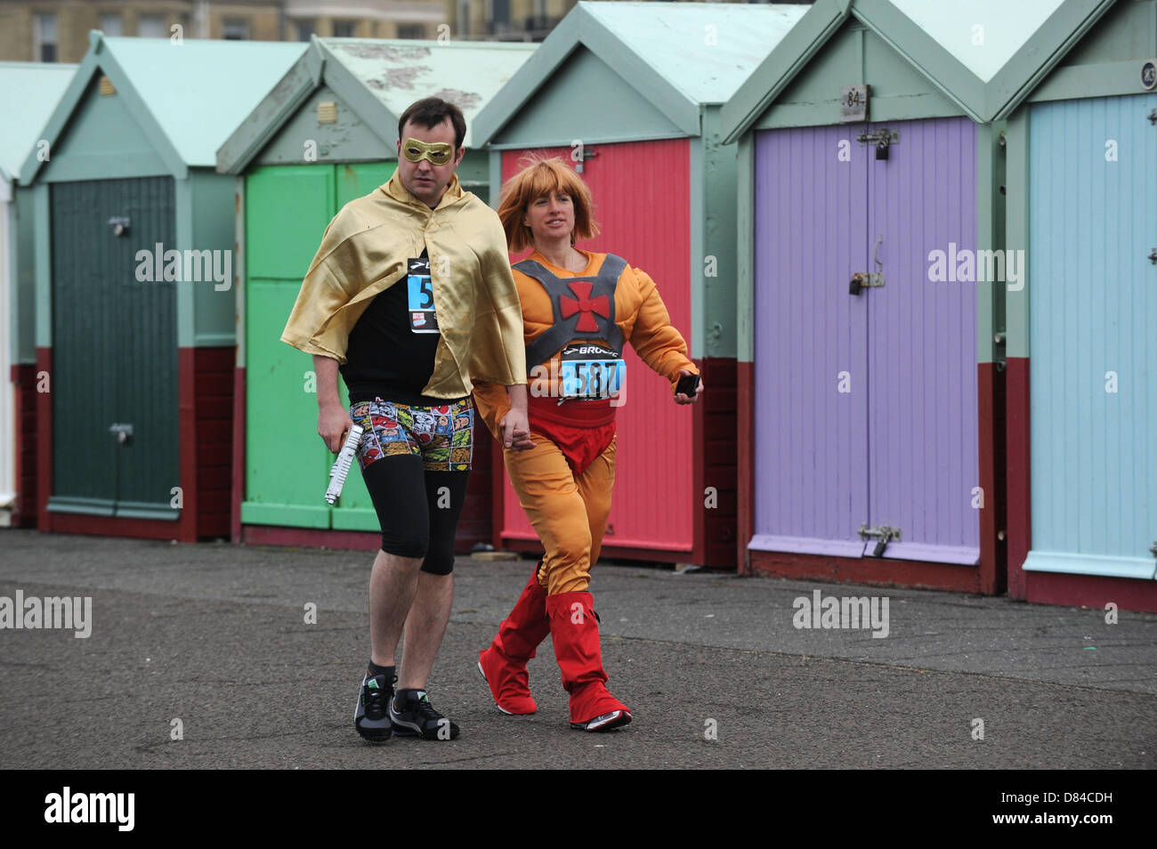 Hove, Sussex UK. 19. Mai 2013. Hunderte Menschen, darunter Kinder nahmen Teil heute in der jährlichen Helden laufen in Hove dieses Jahr zugunsten der Pass es an Afrika. Die Rennen sind über 5k oder 10k an Hove Strandpromenade mit ein kürzeres für jüngere Kinder Fotografie von Simon Dack/Alamy Live News Stockfoto