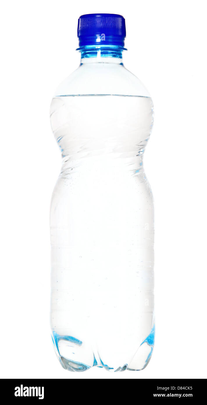 Weiße Mineralwasserflasche mit blauen Kork isoliert Hintergrund Stockfoto