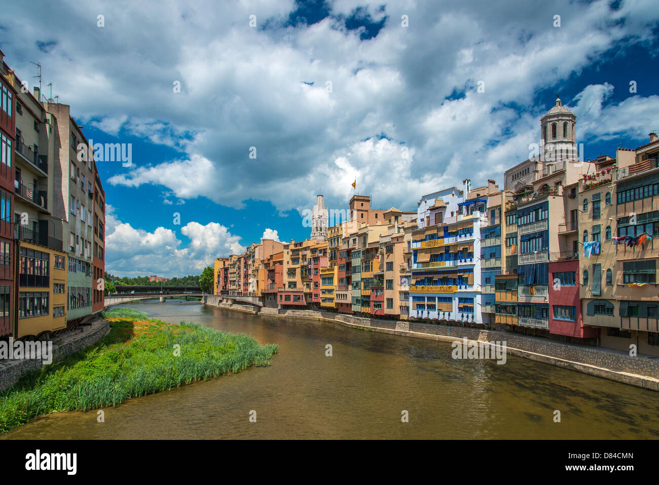 Bunte Häuser klammern sich an den Ufern des Flusses Onyar in Girona, Katalonien, Spanien Stockfoto