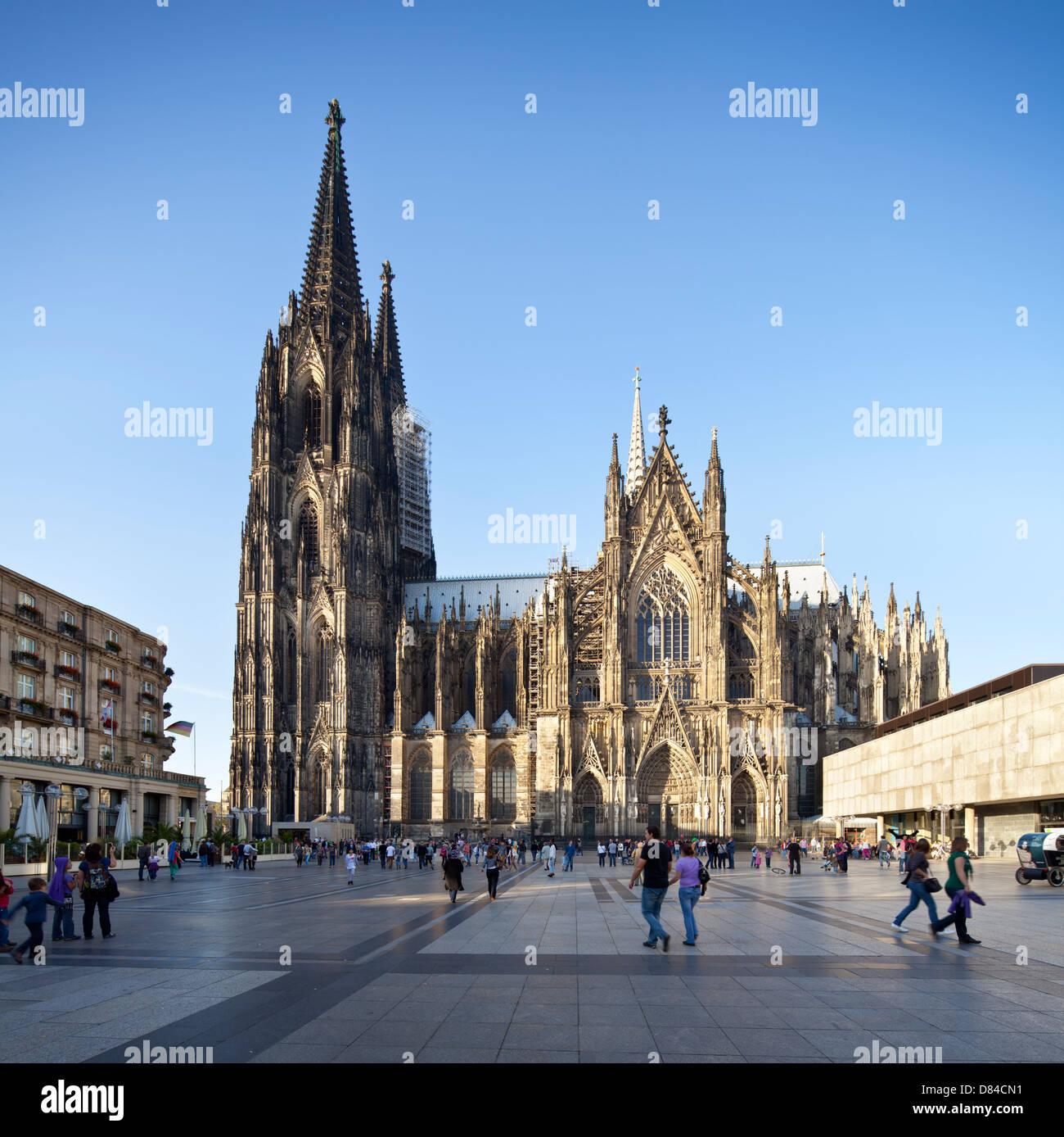 Der berühmte Kölner Dom in Deutschland tagsüber mit Touristen im Vordergrund. Perspektive korrigiert Panorama. Stockfoto