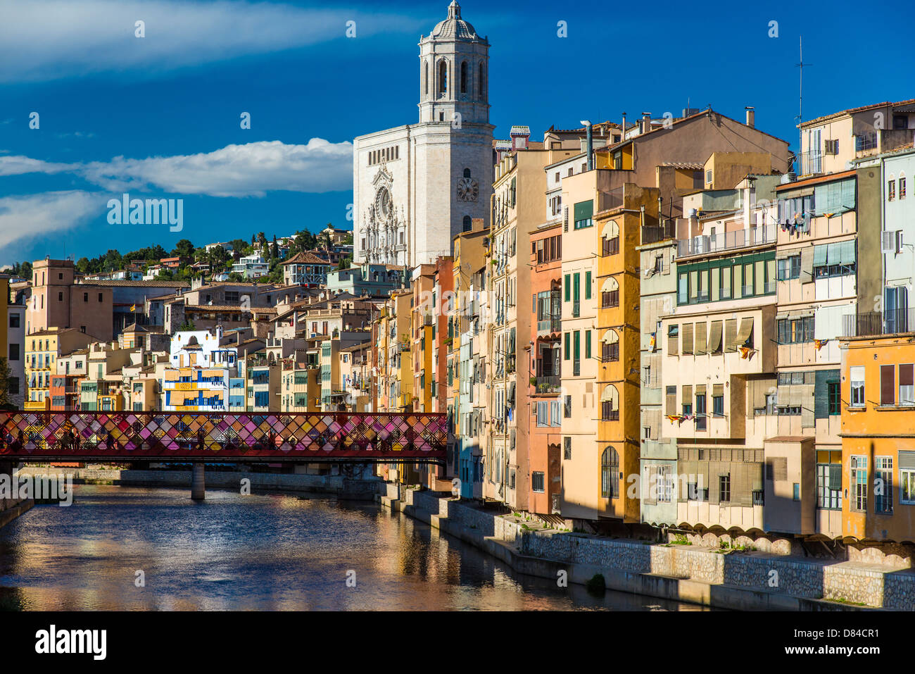 Bunten Häuser an den Ufern des Flusses Onyar, Girona, Katalonien, Spanien Stockfoto