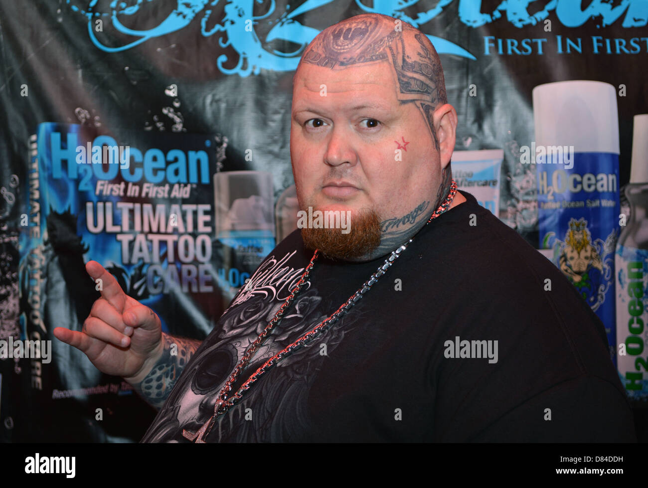 Ein Mann mit mehreren Gesicht und Kopf Tattoos auf der 16. jährlichen New York City Tattoo Convention in Manhattan. Stockfoto