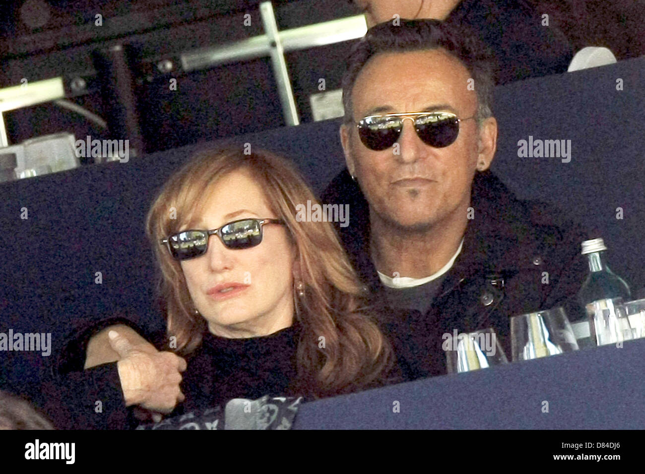 Wiesbaden, Deutschland. 18. Mai 2013. Musiker-Ehepaar Patti Scialfa und Bruce Springsteen beobachten das Pfingsten Pferd Reiten Turnier in Wiesbaden, Deutschland, 18. Mai 2013.  Foto: Fredrik von Erichsen/Dpa/Alamy live-Nachrichten Stockfoto