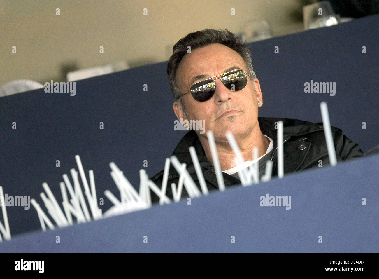 Wiesbaden, Deutschland. 18. Mai 2013. Musiker Bruce Springsteen beobachtet das Pfingsten Pferd Reiten Turnier in Wiesbaden, Deutschland, 18. Mai 2013. Foto: Fredrik von Erichsen/Dpa/Alamy live-Nachrichten Stockfoto