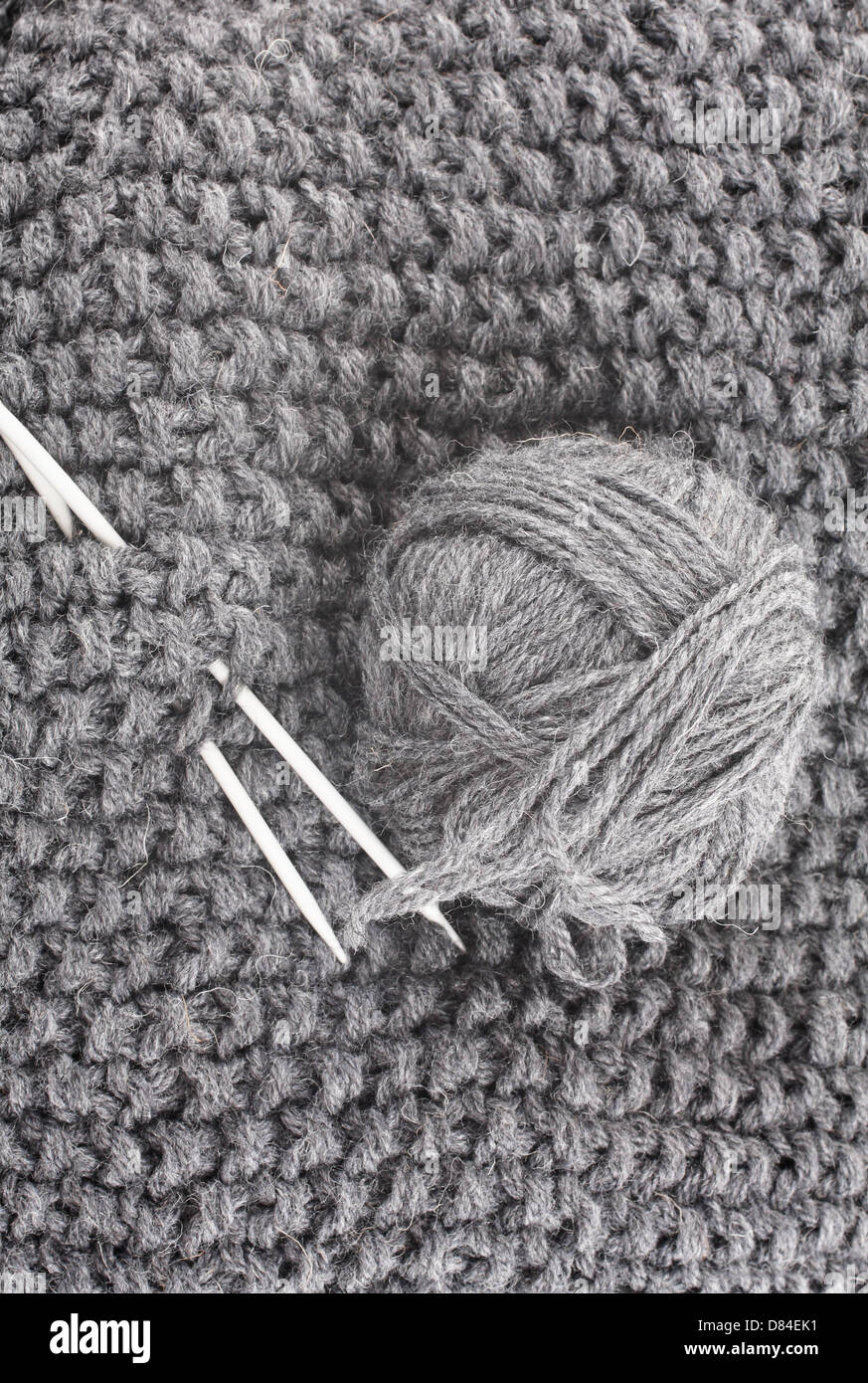 Wollknäuel für Strick- und Nadeln auf die gestrickte Artikel Stockfoto