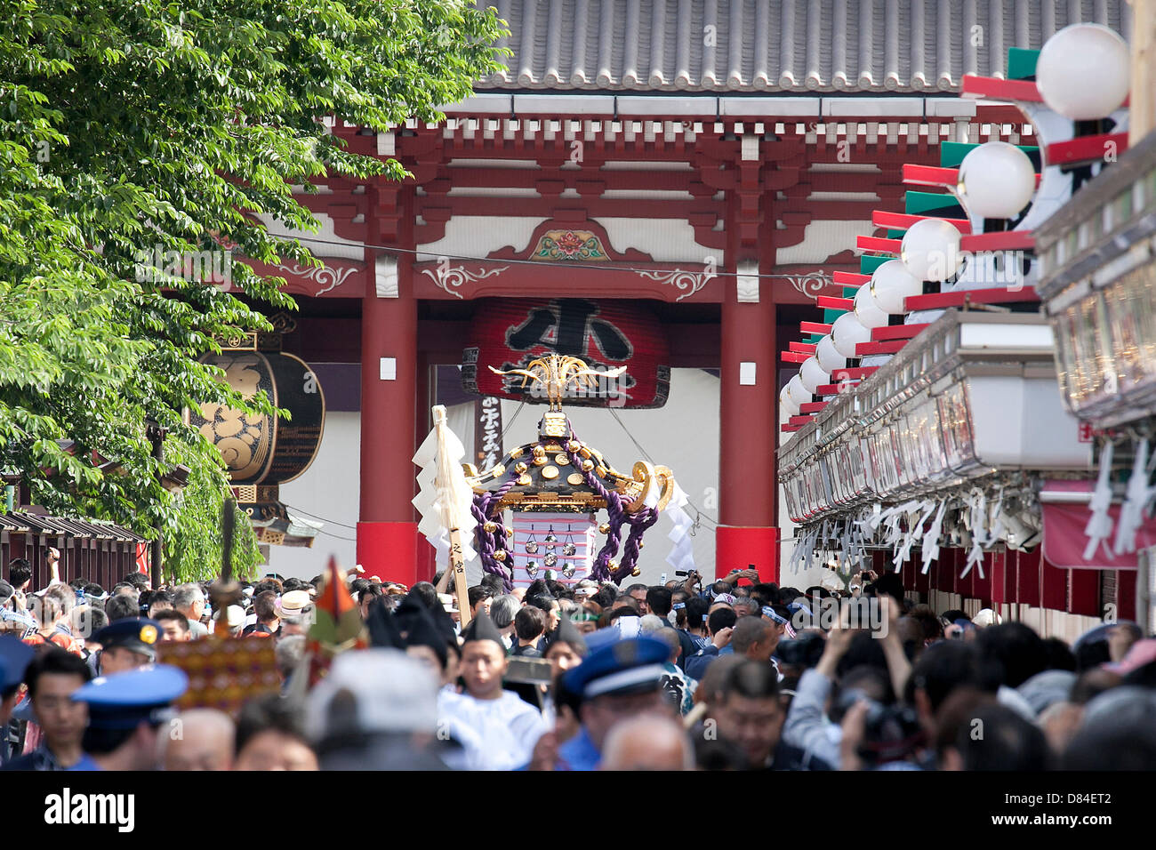 Tokio, Japan. 19. Mai 2013. Tausende von Menschen besuchen um zu sehen, mit tragbaren Shinto-Tempel (Mikoshi) während die Sanja Matsuri im Bezirk Asakusa, 19. Mai 2013. Sanja Matsuri ist eines der drei großen Shinto-Festivals in Tokio und findet am dritten Wochenende im Mai im Asakusa-Tempel. (Foto von Rodrigo Reyes Marin/AFLO/Alamy Live-Nachrichten) Stockfoto