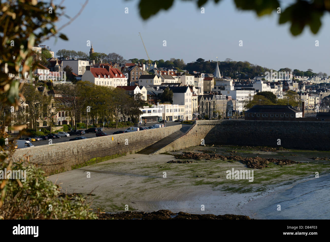 Erhöhten Blick auf die Strandpromenade von St. Peter Port auf Guernsey Stockfoto