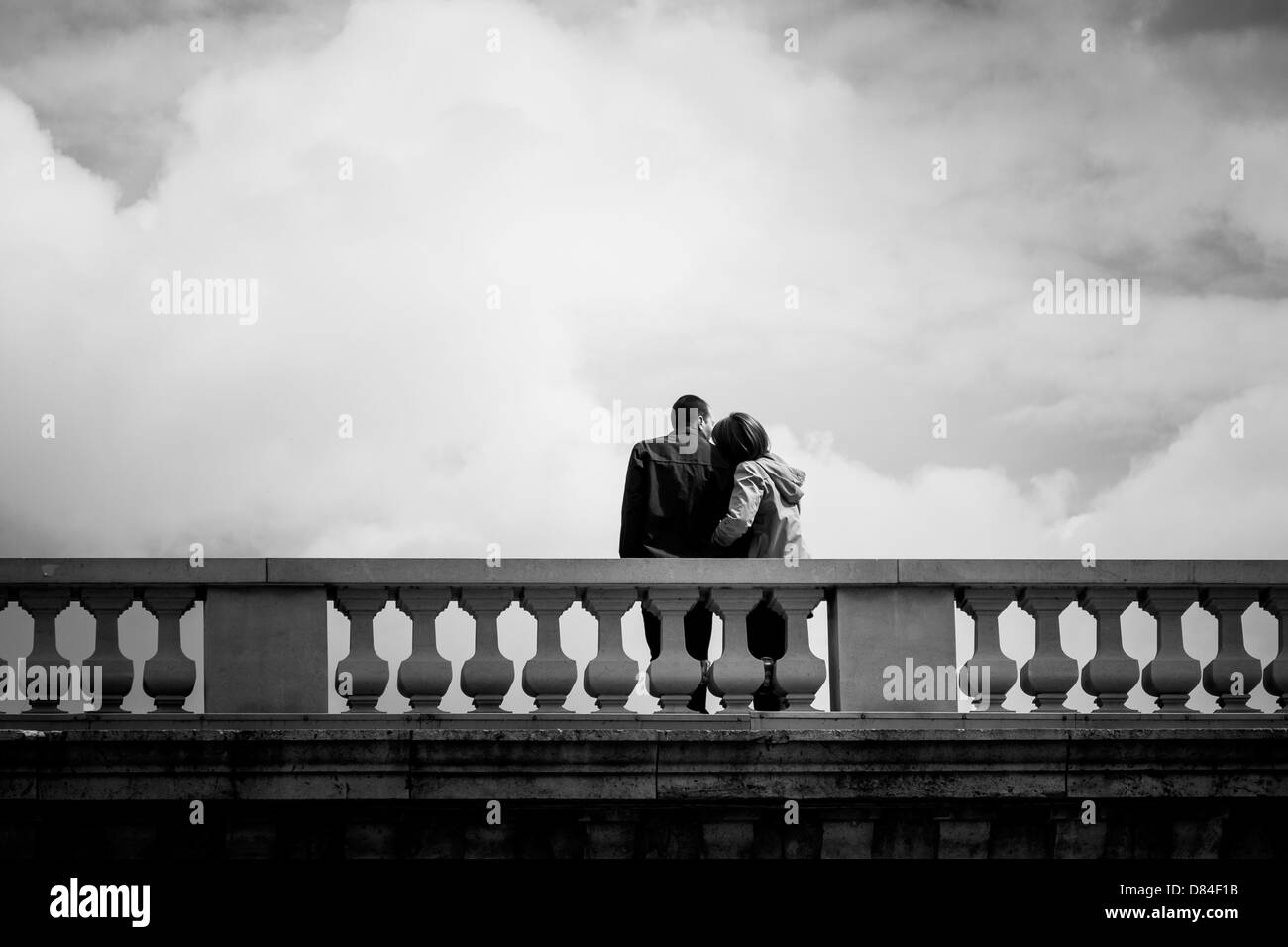 Paar steht fest auf einer Brücke in Paris Stockfoto