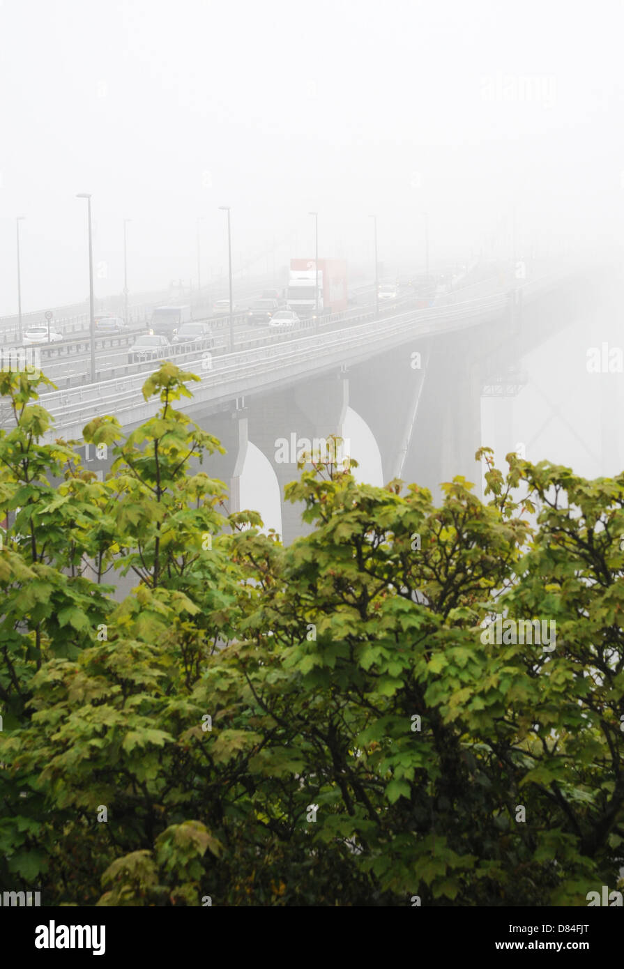 Forth Road Bridge in der Nebel verschwindet. Stockfoto