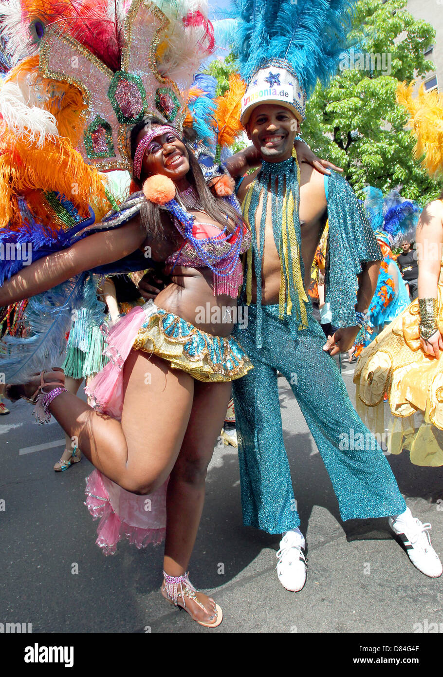 Tänzer nehmen an dem Karneval der Kulturen der Welt in Berlin, Deutschland, 19. Mai 2013 Teil. FOTO: WOLFGANG KUMM Stockfoto