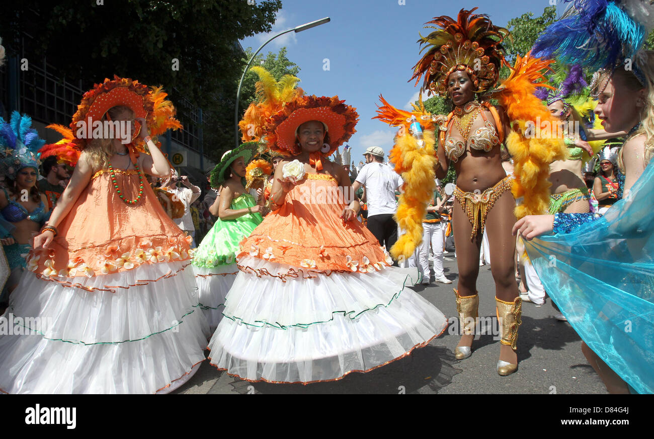 Tänzer nehmen an dem Karneval der Kulturen der Welt in Berlin, Deutschland, 19. Mai 2013 Teil. FOTO: WOLFGANG KUMM Stockfoto