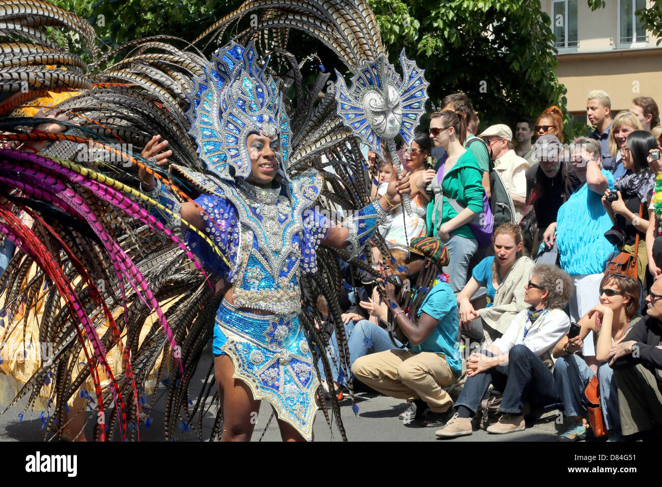 Tänzerin nimmt Teil am Karneval der Kulturen der Welt in Berlin, Deutschland, 19. Mai 2013. FOTO: WOLFGANG KUMM Stockfoto
