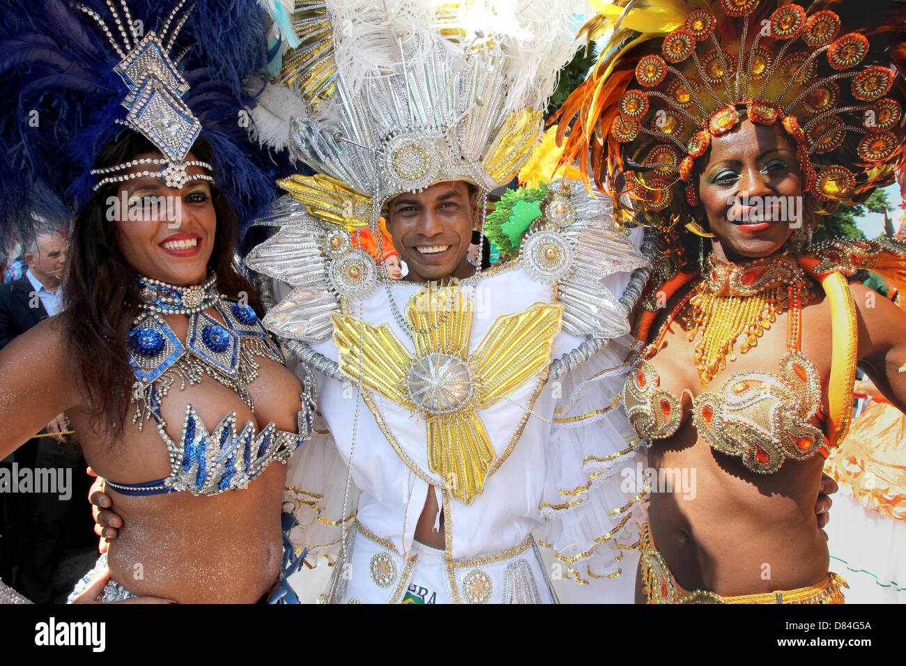 Samba-Tänzer nehmen an dem Karneval der Kulturen der Welt in Berlin, Deutschland, 19. Mai 2013 Teil. FOTO: WOLFGANG KUMM Stockfoto