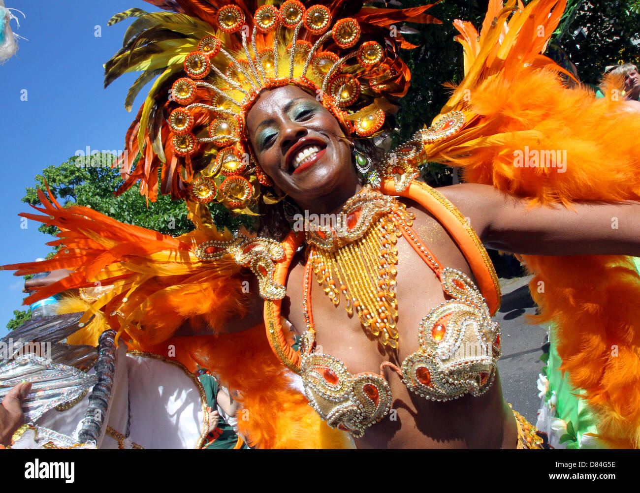 Samba-Tänzer nimmt Teil am Karneval der Kulturen der Welt in Berlin, Deutschland, 19. Mai 2013. FOTO: WOLFGANG KUMM Stockfoto