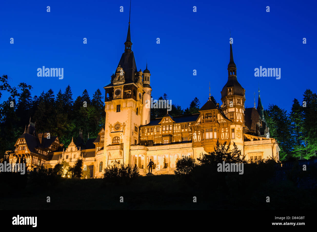 Nachtansicht von Schloss Peles in Sinaia, Prahova-Tal Stockfoto