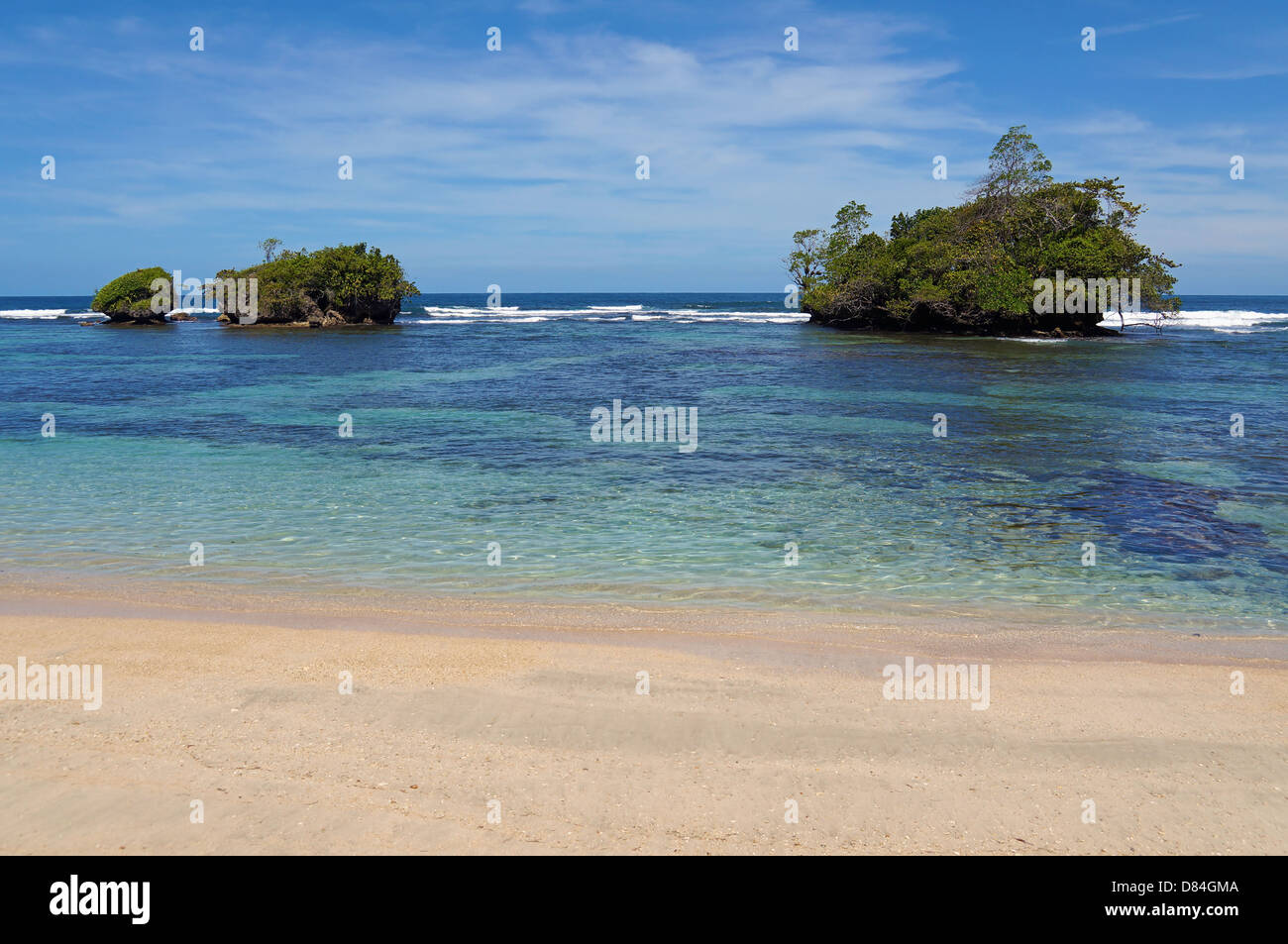 Sandstrand mit kleinen Inseln in den klaren Gewässern der Karibik, Insel Bastimentos, Bocas del Toro, Panama Stockfoto
