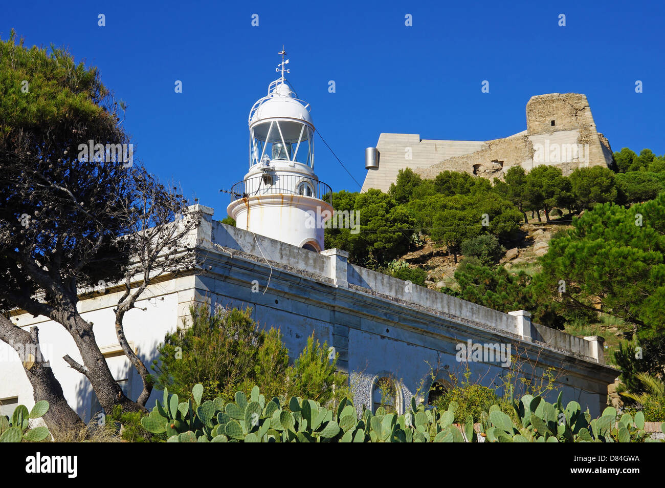 Leuchtturm gebaut im Jahre 1864 unter Trinity Schloss, Roses, Costa Brava, Mittelmeer, Katalonien, Spanien Stockfoto