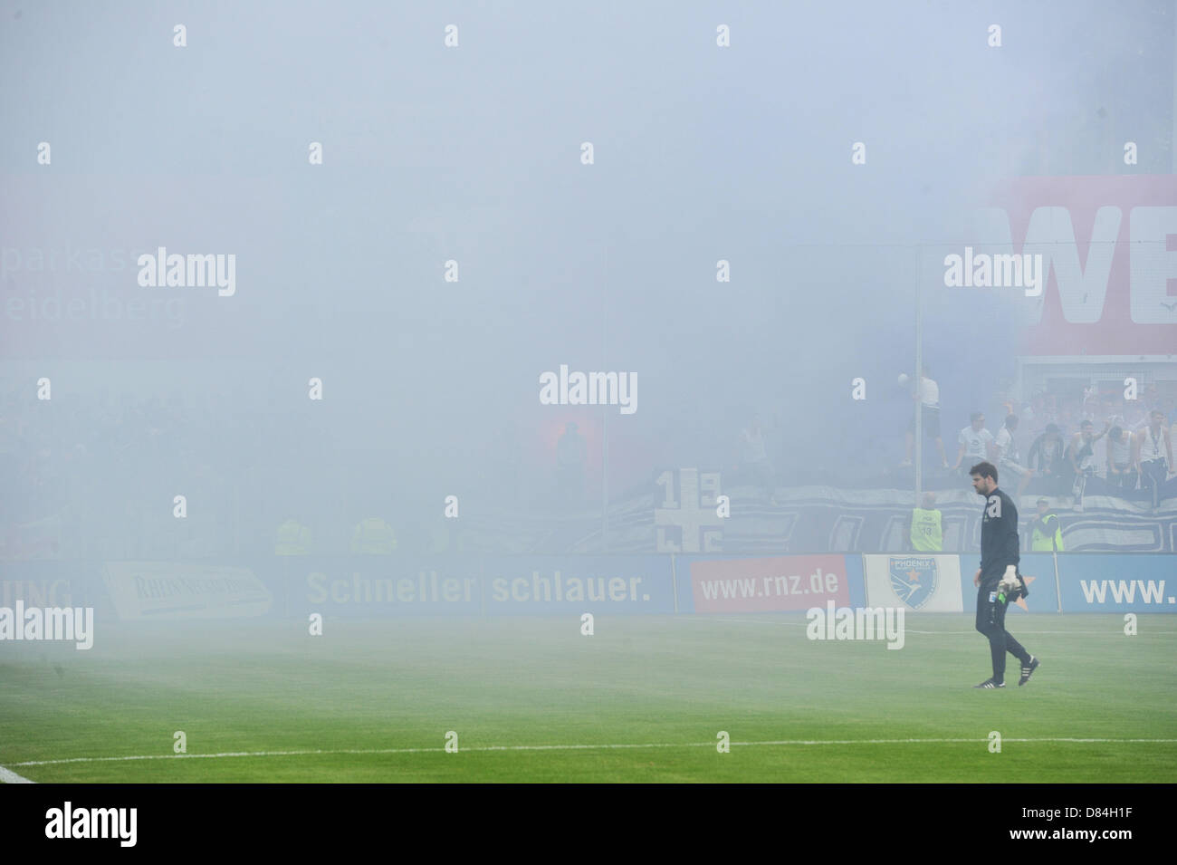 Aue Fans zünden Rauchbomben vor dem Start des Spiels SV Sandhausen und der FC Erzgebirge in Hardtwaldstadion in Sandhausen, Deutschland, 19. Mai 2013. Foto: Uli Deck (Achtung: EMBARGO Bedingungen! Die DFL ermöglicht die weitere Nutzung der nur bis zu 15 Bilder (keine Sequntial Bilder oder Video-ähnliche Reihe der Bilder erlaubt) über das Internet und Online-Medien während des Spiels (einschließlich Halbzeit), im Stadion oder vor dem Start des Spiels entnommen. Die DFL erlaubt die uneingeschränkte Übertragung von digitalisierten Aufnahmen während des Spiels ausschließlich für interne redaktionelle p Stockfoto