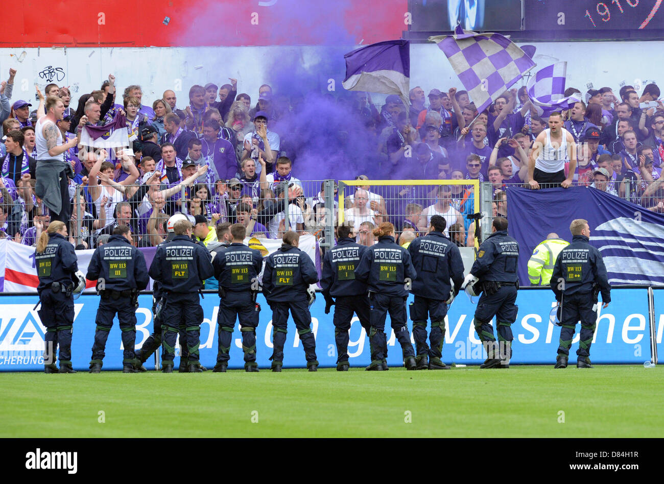 Aue Fans zünden Rauchbomben vor dem Start des Spiels SV Sandhausen und der FC Erzgebirge in Hardtwaldstadion in Sandhausen, Deutschland, 19. Mai 2013. Foto: Uli Deck (Achtung: EMBARGO Bedingungen! Die DFL ermöglicht die weitere Nutzung der nur bis zu 15 Bilder (keine Sequntial Bilder oder Video-ähnliche Reihe der Bilder erlaubt) über das Internet und Online-Medien während des Spiels (einschließlich Halbzeit), im Stadion oder vor dem Start des Spiels entnommen. Die DFL erlaubt die uneingeschränkte Übertragung von digitalisierten Aufnahmen während des Spiels ausschließlich für interne redaktionelle p Stockfoto