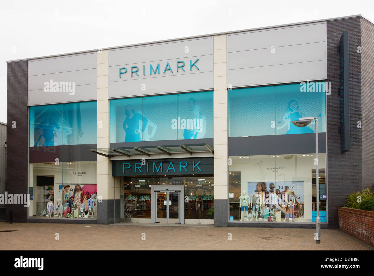 Primark store Shop Eingang in Shopping Center. Telford, Shropshire, England, Großbritannien, Großbritannien Stockfoto