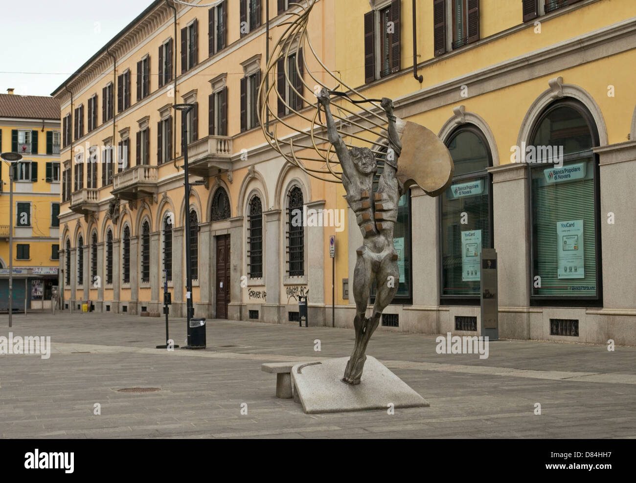 Skulptur (Icarus) in Piazza Gramsci Quadrat, Novara, Piemont, Italien Stockfoto