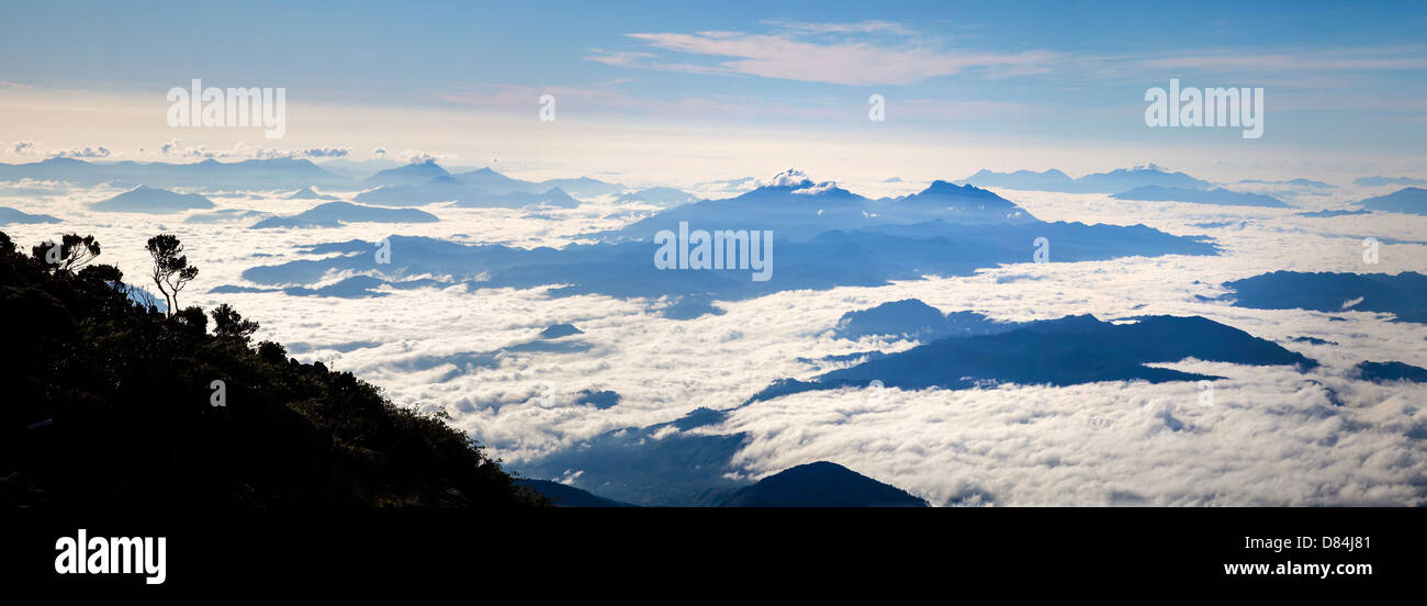 Panoramablick über die Cloud mit Fransen Ausläufern des Mount Kinabalu und Crocker Range von seinen oberen hängen bald nach Sonnenaufgang Stockfoto