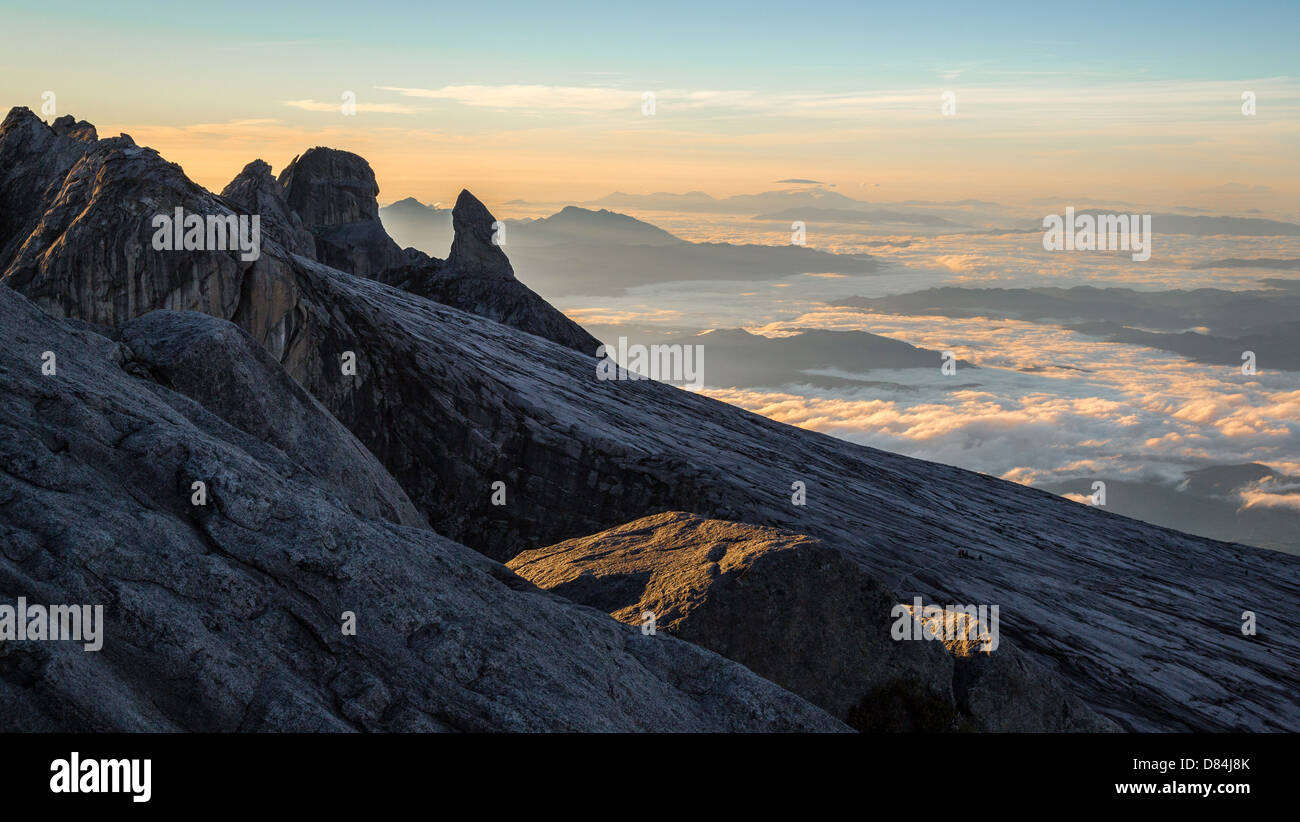 Blick vom Gipfel des Mount Kinabalu Borneo die hässliche Schwester Peak und trüben Landschaft jenseits Stockfoto