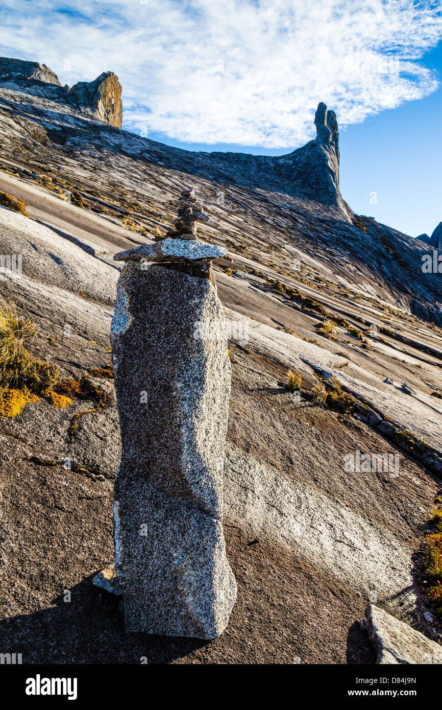 Balancing Rock Skulptur auf dem steilen Granit Hänge des Mount Kinabalu mit des Esels Ohren Gipfel am Horizont Sabah Borneo Stockfoto