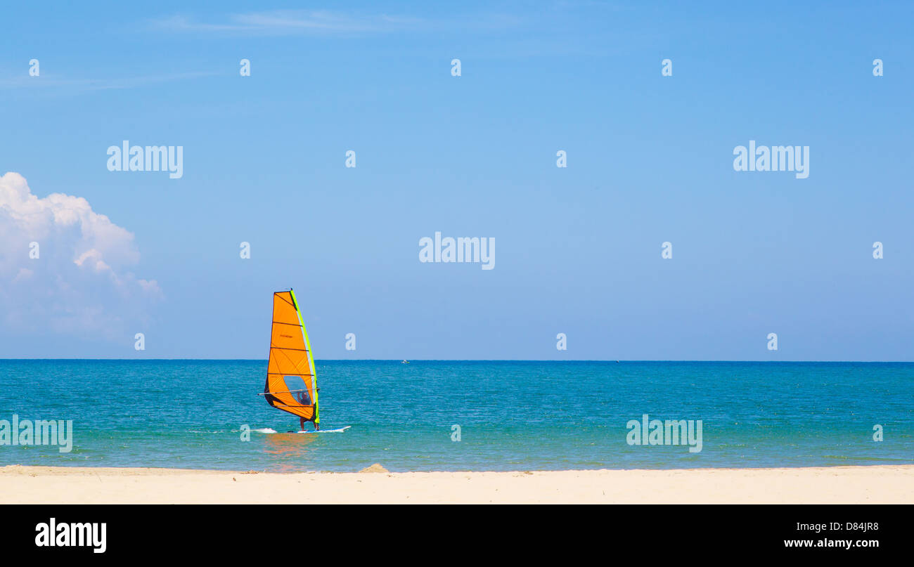 Windsurfen am Strand im Rasa Ria in Sabah Borneo Stockfoto
