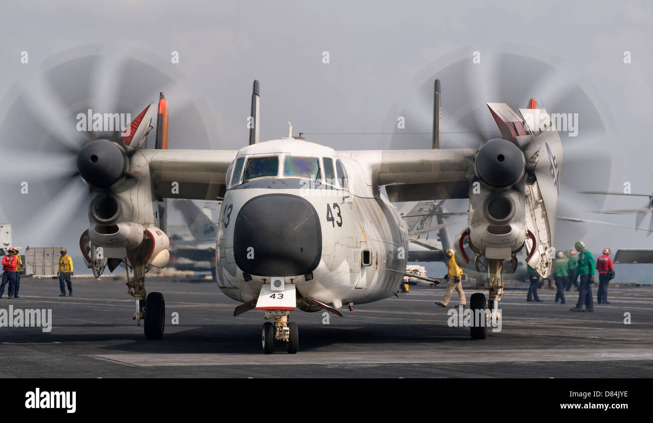 30. Oktober 2011 - ist eine C-2A Greyhound ins Katapult an Bord USS George H.W. Bush geführt. Stockfoto