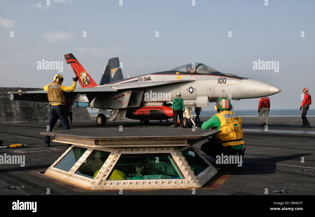 Persischen Golf, 30. Oktober 2011 - eine F/A-18E Super Hornet ist aus dem Flugdeck der USS George H.W. Bush startbereit. Stockfoto