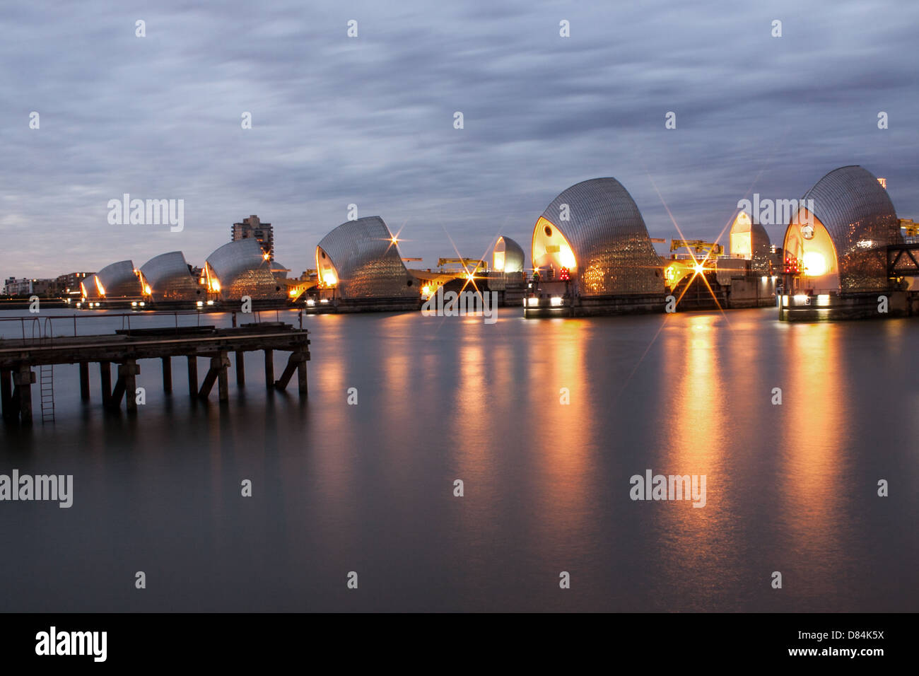 Langzeitbelichtung in der Abenddämmerung von der Thames Barrier in Woolwich London Stockfoto