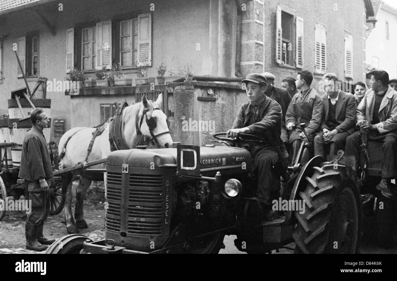 1963 Weinleser auf Trailer zum Weinberg Elsass Frankreich Europa Stockfoto