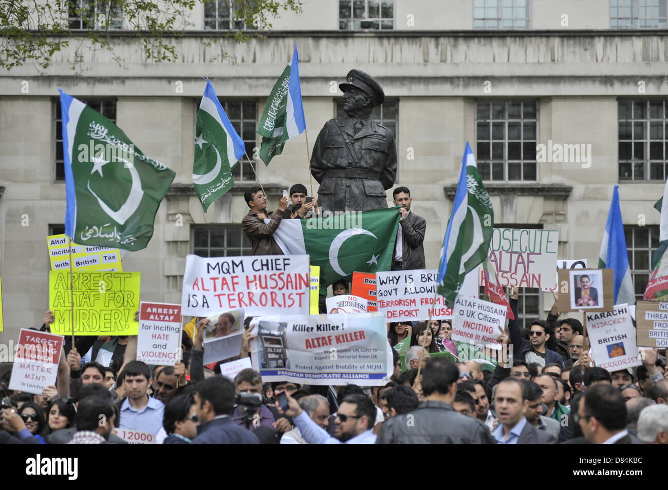 Whitehall, London, UK, 19. Mai 2013. Sympathisanten von Pakistans PTI politische Partei zeigen ihre Besorgnis über mutmaßliche manipulierten Wahlen vor kurzem und die Ermordung des Politikers, Zara Shahid Hussain, in Karatschi. Altaf Hussain, der Regierungspartei MQM ist indirekt von Imran Khan und seine Partei PTI des Mordes beschuldigt. Hussain, der ist eine britische Bewohner leben im Norden von London, hat die Aufmerksamkeit der Metropolitan Police aber vorhanden, keine formale Untersuchung ist im Gange. Stockfoto