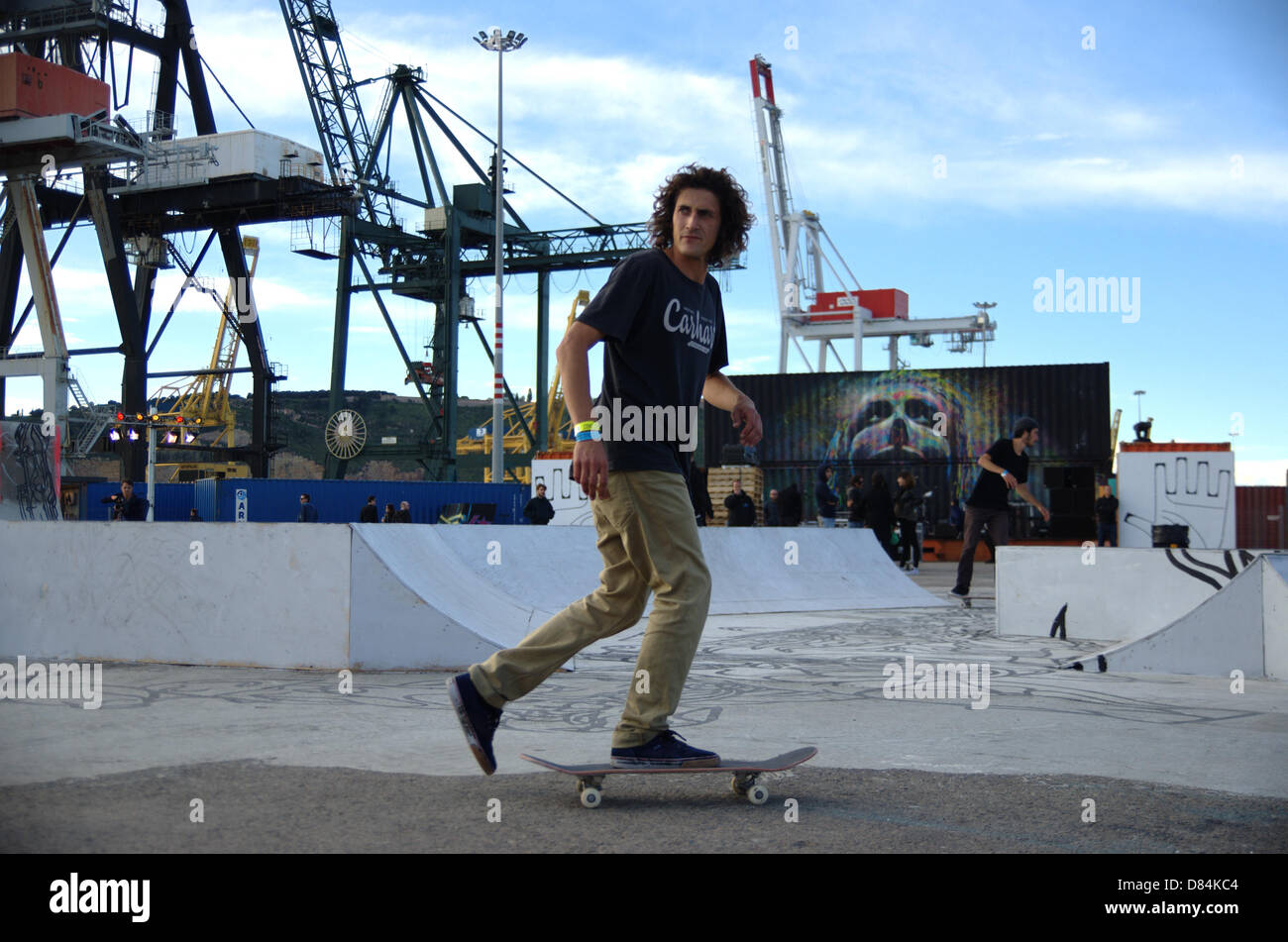 Barcelona, Spanien. 18. Mai. Eröffnungsparty von der CONSspace in Barcelona, Converse Sneakers. Ein Ort mit einem Skater Spielplatz, Graffiti und Stadtkultur. Durchführung der schwarzen Lippen, die Bots & Krokodile. Stockfoto