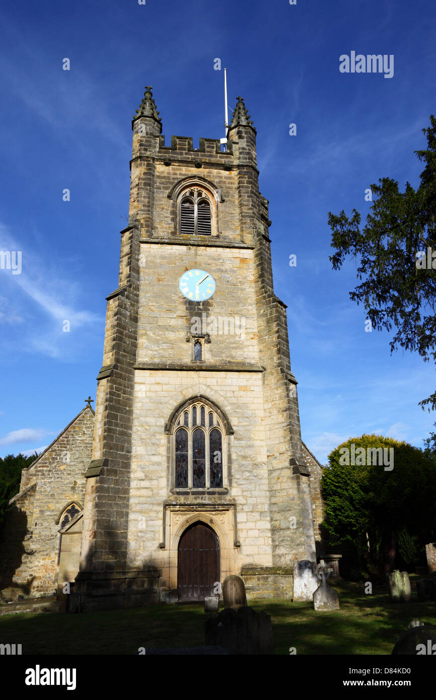 Westturm im senkrechten Stil mit diagonalen (oder französischen) Strebepfeilern an Ecken, St Mary's Church, Chiddingstone, Kent, England Stockfoto