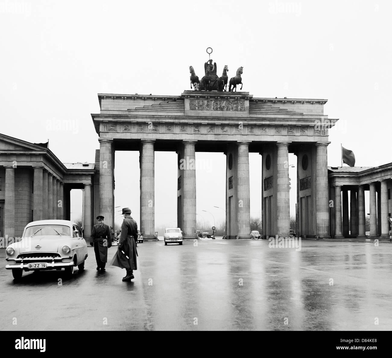 März 1959 Volkspolizei Ostdeutschen Polizisten Autos Controlling bei der Pariser Platz, Brandenburger Tor, Berlin, Deutschland, Europa Stockfoto